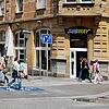 (Archivbild von August 2023) Im Schnellrestaurant im Gebäude an der Bodanstraße 10 hat ein Einbrecher das gesamte Bargeld eingesteckt.