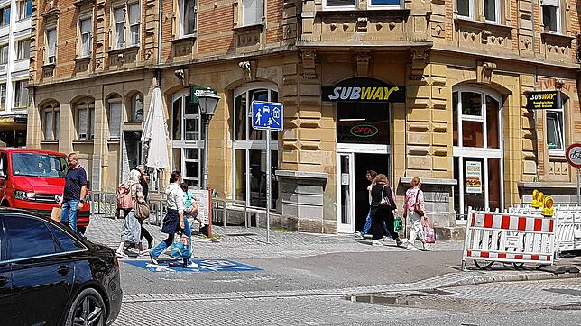 (Archivbild von August 2023) Im Schnellrestaurant im Gebäude an der Bodanstraße 10 hat ein Einbrecher das gesamte Bargeld eingesteckt.