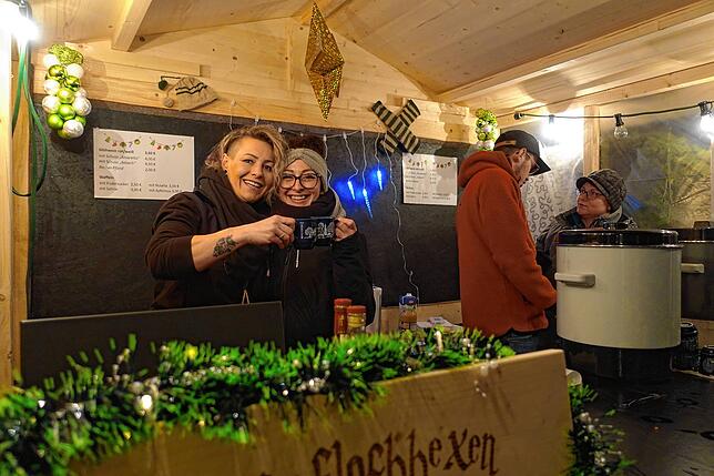 Sie nahmen gerne die Möglichkeit wahr, noch letzte Geschenke von einheimischen Ausstellern und Vereinen zu erwerben. Groß und ...