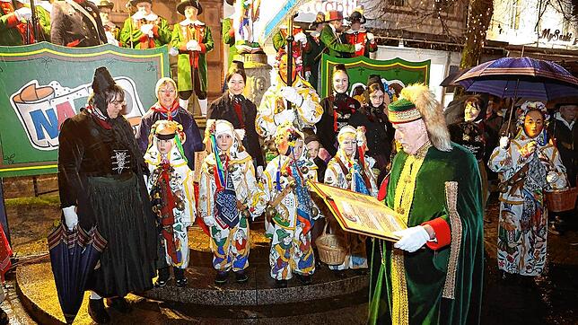 Haben ihre erste Bewährungsprobe für die anstehende Fastnacht bestanden, die acht Täuflinge der Narrenzunft Frohsinn, die im strömenden ...