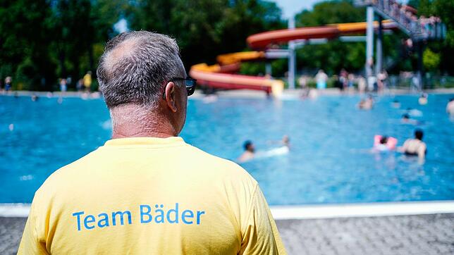 Schwimm- oder Bademeister tragen Verantwortung für die Sicherheit der Badegäste. Wie gut werden sie dafür entlohnt?