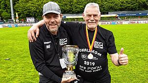 Ein Bild aus gemeinsamen Tagen: Markus (links) im Jahr 2019 mit Papa Werner Felgenhauer, der 2024 verstarb, nach dem Gewinn des SBFV-Pokals.