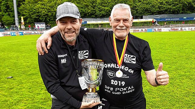 Ein Bild aus gemeinsamen Tagen: Markus (links) im Jahr 2019 mit Papa Werner Felgenhauer, der 2024 verstarb, nach dem Gewinn des SBFV-Pokals.