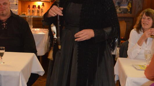 Das "Heidewiibli" (Margret Eckert-Schneider) erzählte Anekdoten aus seinem Leben und leitete zu den Lesungen der einzelnen Geschichten über.