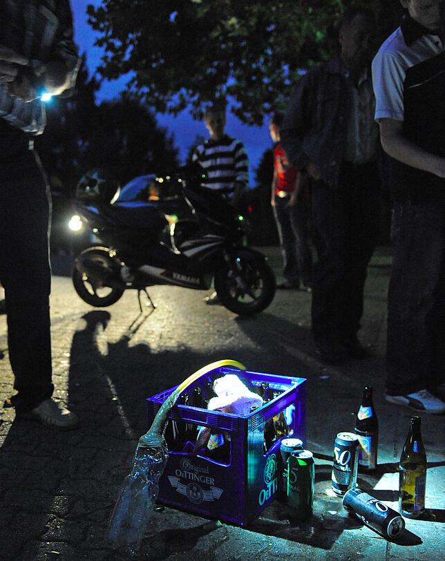 Wer über die Stränge schlägt, muss auch mit den Konsequenzen leben. Das gilt auch im Hinblick auf Alkoholkonsum. Eltern sollten aber ...
