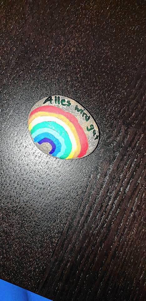 Dieses Bild von einem auf Stein gemalten Regenbogen schickte Sandra Kalweit.