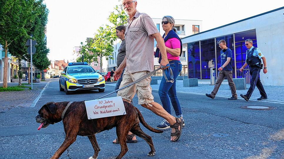 Gemächlicher Protest: Am Ende der Aktion bedanken sich die Teilnehmer mit Applaus für die Begleitung durch die Polizei.