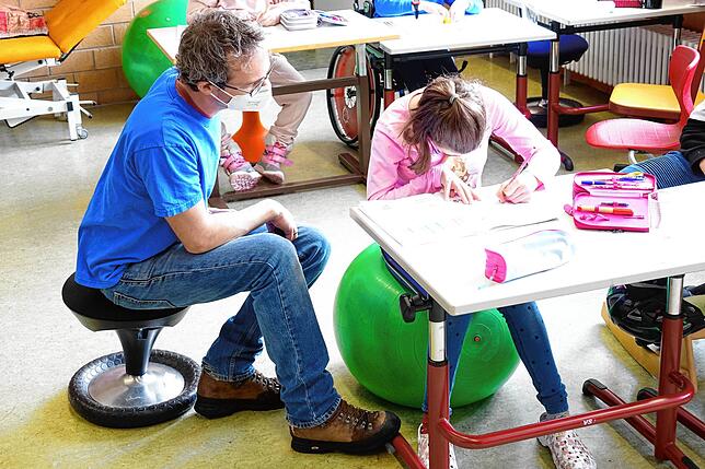 In der Christy Brown Schule ist Schulbetrieb wieder angelaufen. Unser Bild zeigt Lena im Unterricht. Der Klassenlehrer unterstützt sie ...