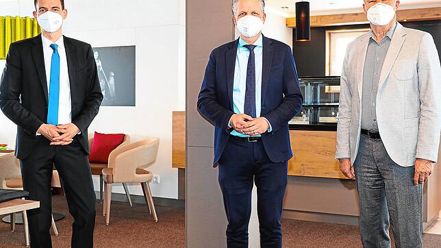 Bürgermeister Christian Wörpel (links) freut sich, dass Bundestagsabgeordneter Thorsten Frei (Mitte) auch einen der kleinsten Orte ...