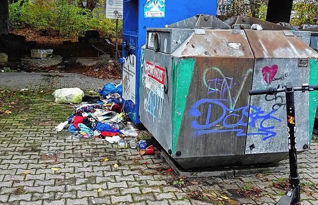 Bevorzugt neben die Container werden auch gerne Altkleider gesammelt.