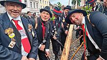 In Bad Säckingen stellen Wälder am Ersten Faißen auf dem Münsterplatz den Narrenbaum. Nach alter Sitte erfolgt dies in reiner Handarbeit ...