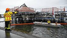 Mitarbeiter der Feuerwehr löschen noch immer den Brand auf der Badhütte in Rorschach.