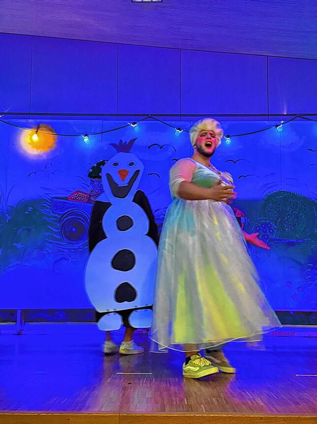 Elsa die Eiskönigin trat mit Schneemann Olaf bei einer Talentshow auf.