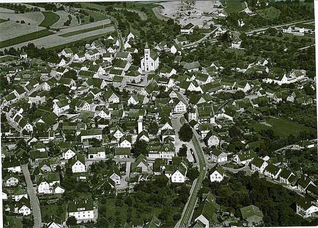 Im Gemeindearchiv findet sich ein Luftbid von Eigeltingen in den 70er Jahren.