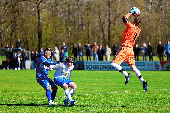 Herr der Lage: Keeper Lion Lakomek schnappt sich den Ball vor Erzingens Stürmer Nexhdet Gusturanaj, der gegen Nico Ködel von der SG ...