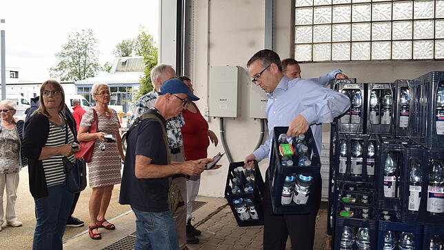 Ein Bild, dass sich in diesem Jahr hoffentlich nicht wiederholen wird: Die Stadtwerke verteilen Gratis-Wasser an die vom Abkochgebot ...