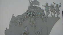 Feierlich enthüllt wurde am Bodmaner Seeum das satirische Relief "Narrenschiff" von Künstler Peter Lenk. Bilder: Gabi Rieger