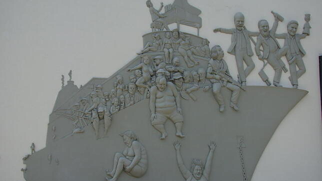 Feierlich enthüllt wurde am Bodmaner Seeum das satirische Relief "Narrenschiff" von Künstler Peter Lenk. Bilder: Gabi Rieger