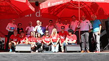Wer hilft, darf ein rotes T-Shirt tragen: Die Macher des Stadtfestes, darunter SÜDKURIER-Lokalchef Torsten Lucht (hinten von links), ...