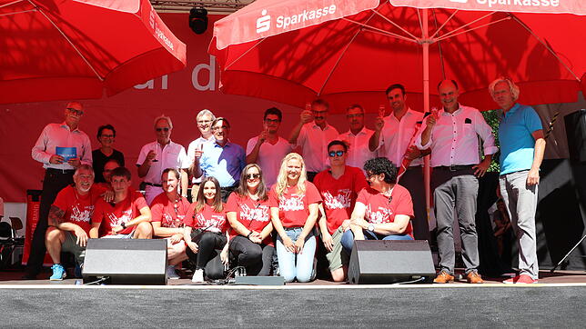 Wer hilft, darf ein rotes T-Shirt tragen: Die Macher des Stadtfestes, darunter SÜDKURIER-Lokalchef Torsten Lucht (hinten von links), ...