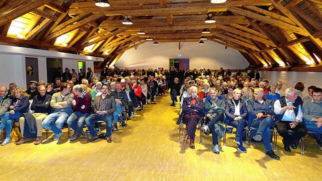 Knapp 250 Besucher kamen zum Bürgerforum in den Sennhof, um über die Zukunft der Nahversorung in Heiligenberg zu sprechen. Mit einer ...