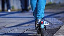 Laut dem Verkehrssicherheitsbericht nahmen E-Scooter Unfälle um 28 Prozent zu. Besonders Friedrichshafen sei davon betroffen. (Symbolbild)