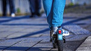 Laut dem Verkehrssicherheitsbericht nahmen E-Scooter Unfälle um 28 Prozent zu. Besonders Friedrichshafen sei davon betroffen. (Symbolbild)