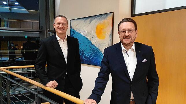Die beiden Vorstände der Volksbank Hochrhein, Stefan Aust (links) und Thomas Hintermeier, sind zufrieden mit dem Geschäftsjahr 2021 ...