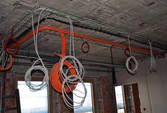 Armdicke Elektrik: Auch die Kabel sind größtenteils schon gelegt.