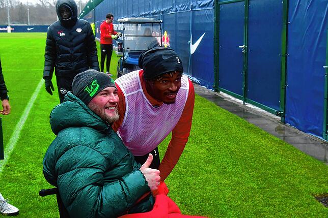 Bild 7: RB Leipzig bereitet Kevin Simanowski einen herzlichen Empfang &ndash; und wir haben Bilder!