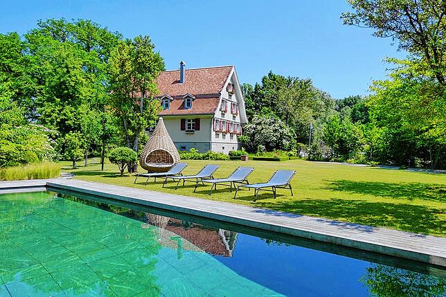 Auf 17.000 Quadratmetern können sich die künftigen Eigentümer dieser Luxusimmobilie in Egnach freuen.
