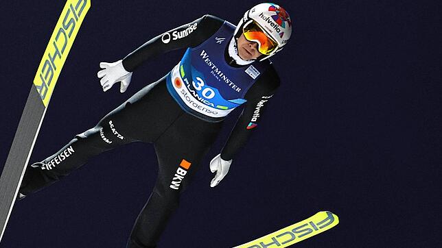 Simon Ammann aus der Schweiz in Aktion. Ammann steht mit 42 Jahren vor seiner 25. Teilnahme an der Vierschanzentournee.
