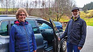 Bitte einsteigen. Heidi und Peter Moosmann sind zwei der ehrenamtlichen Fahrerinnen und Fahrer, die das neue Angebot in Tennenbronn ...