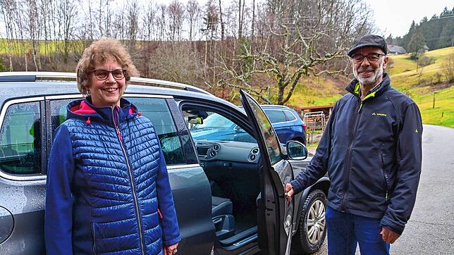 Bitte einsteigen. Heidi und Peter Moosmann sind zwei der ehrenamtlichen Fahrerinnen und Fahrer, die das neue Angebot in Tennenbronn ...