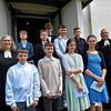 Die Konfirmanden (vorne, von links): Mattia Haberstock, Leo Möbius, Anna-Sophia Hegmann, Theresia Fügner und Pfarrer Thomas O. H. ...