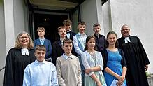 Die Konfirmanden (vorne, von links): Mattia Haberstock, Leo Möbius, Anna-Sophia Hegmann, Theresia Fügner und Pfarrer Thomas O. H. ...