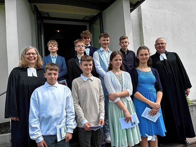Die Konfirmanden (vorne, von links): Mattia Haberstock, Leo Möbius, Anna-Sophia Hegmann, Theresia Fügner und Pfarrer Thomas O. H. ...