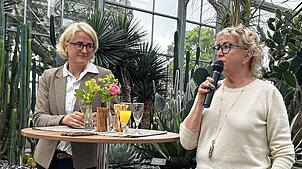 Die beiden Initiatorinnen von „Starke Frauen für starke Demokratie“, Annette Stoll-Zeitler (links) und Sylvia Kruse-Baiker begrüßen im ...