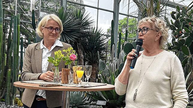 Die beiden Initiatorinnen von „Starke Frauen für starke Demokratie“, Annette Stoll-Zeitler (links) und Sylvia Kruse-Baiker begrüßen im ...