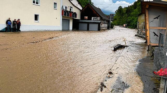 Der Stühlinger Ortsteil Grimmelshofen am Donnerstag vergangener Woche: Nach heftigen Regenfällen ist der Mühlebach über sein Ufer ...