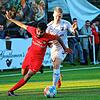 Alireza Yaghoobi (links, TSV Konstanz) setzt sich in der Szene gegen Robin Burger (FC Schonach) durch. Der Konstanzer schoss das 1:0 ...