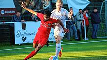 Alireza Yaghoobi (links, TSV Konstanz) setzt sich in der Szene gegen Robin Burger (FC Schonach) durch. Der Konstanzer schoss das 1:0 ...