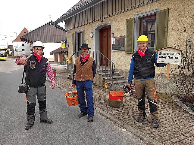 V.li. Nick Habe, Markus Reichle und Florian Held sorgten für die Sicherheit und Vorbereitung des Gallmannsweiler Narrenbaumes.