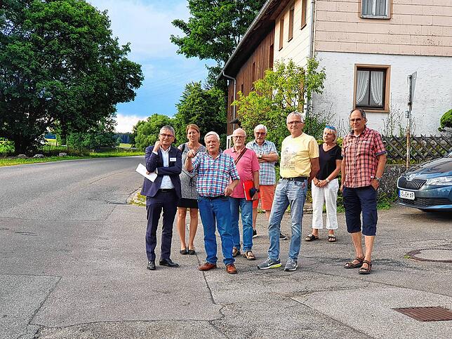 Der Landespolitiker vor Ort: Frank Bonath besichtigt mit der Bürgerinitiative eine Straße.