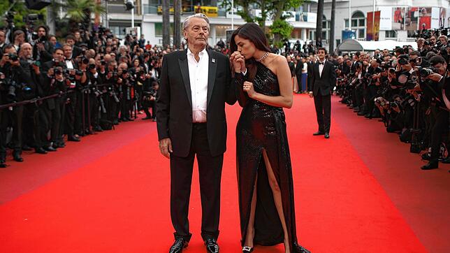 Der Schauspieler Alain Delon und seine Tochter Anouchka Delon kommen zur Premiere des Films &bdquo;A Hidden Life&ldquo; im Rahmen der ...