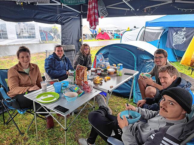 Lisa, Rike, Angelina, Thomas, Pascal und Len aus Meckenbeuren beim gemütlichen Frühstück im Trockenen.