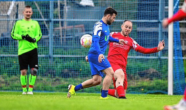 Chancenlos: Niko Bischoff (rechts, gegen Moritz Keller) unterlag mit A-Kreisligist Spvgg. Wutöschingen beim Pokal-Viertelfinale deutlich ...