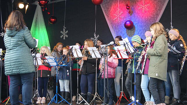 Weihnachtliche Klänge: Die Schüler der Jugendmusikschule beeindruckten mit einem großen Klarinetten-Chor unter der Leitung von Steffi ...