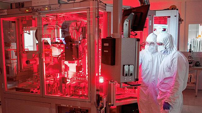 Mitarbeiter von Volkswagen stehen in einem Reinraum zur Produktion von Batteriezellen im VW-Werk Salzgitter.