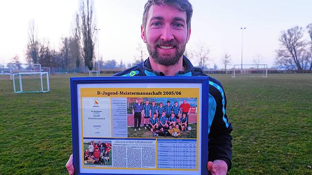 Nico Gasser zeigt ein Bild, auf dem er unter anderem mit Denis Flacker, David Blum, Robin Sättele und Felix Eiermann die ...